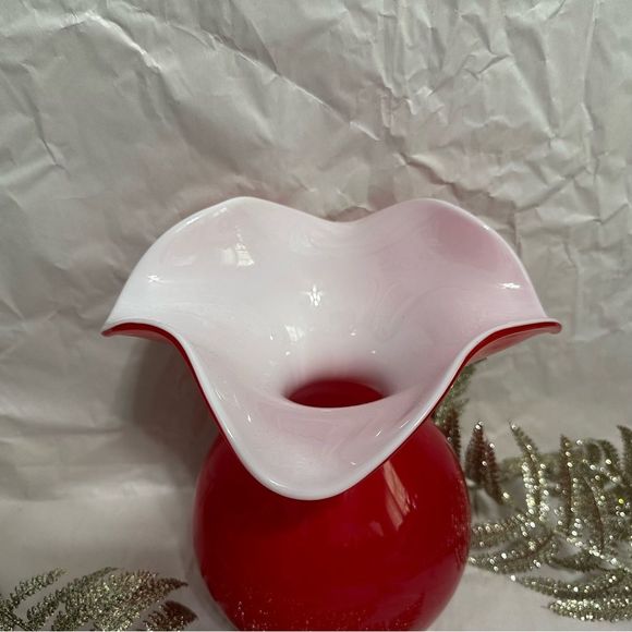 VIETRI Hibiscus Fluted Ruffled Italian Glass Bud Vase in Red Medium Size - Picture 3 of 14